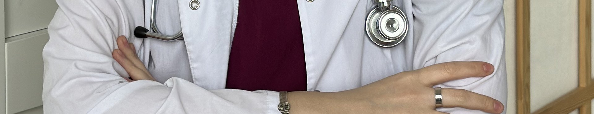 врач сложил руки на груди, крупный план